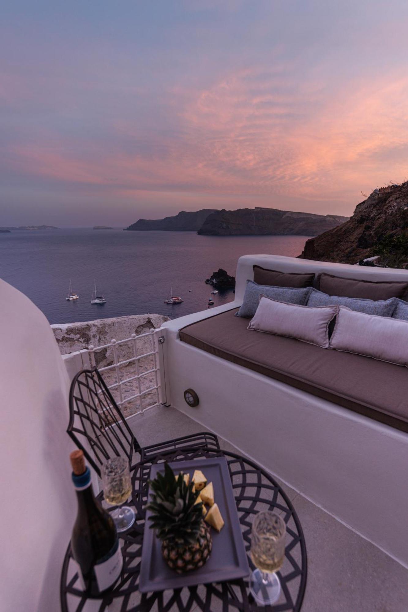 Blue Art Caves - Lunar Sea Oia (Santorini)