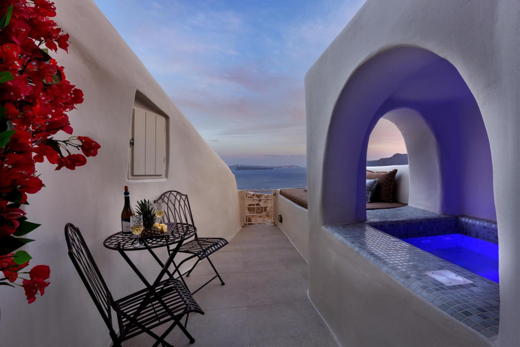 Blue Art Caves - Lunar Sea * Oia (Santorini)